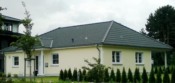 Bungalow mit WDVS - Fassade , und intergrierte + überdachter Terrasse
